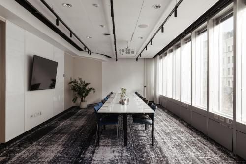 Ett modernt och ljust konferensrum i Stockholm med skandinavisk design.